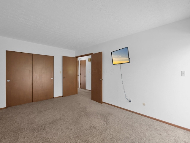 865 Westbury Ln S Unit 12B, Columbus, OH 43228 - unfurnished bedroom featuring carpet, a closet, and a textured ceiling