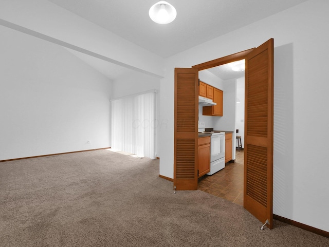 865 Westbury Ln S Unit 12B, Columbus, OH 43228 - kitchen with electric stove, dark carpet, under cabinet range hood, vaulted ceiling, and brown cabinetry
