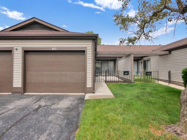 865 Westbury Ln S Unit 12B, Columbus, OH 43228 - ranch-style home with asphalt driveway and a garage