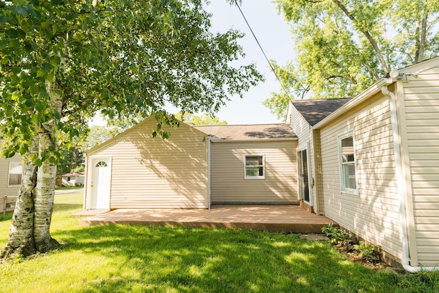 1840 N Columbus St, Lancaster, OH 43130 - back of property with a shingled roof