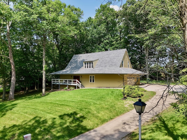 120 Hickory Ln, Lancaster, OH 43130 - farmhouse-style home with a front yard and a deck