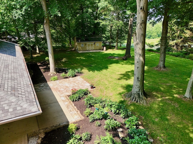 120 Hickory Ln, Lancaster, OH 43130 - view of grassy yard featuring an outdoor structure