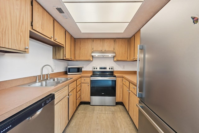 2082 Park Run Dr Unit A, Columbus, OH 43220 - kitchen featuring appliances with stainless steel finishes, under cabinet range hood, light wood-style floors, and light countertops