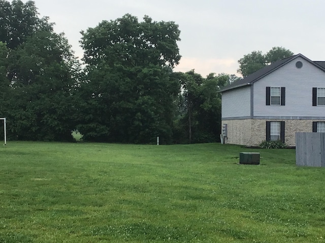 2082 Park Run Dr Unit A, Columbus, OH 43220 - view of green lawn