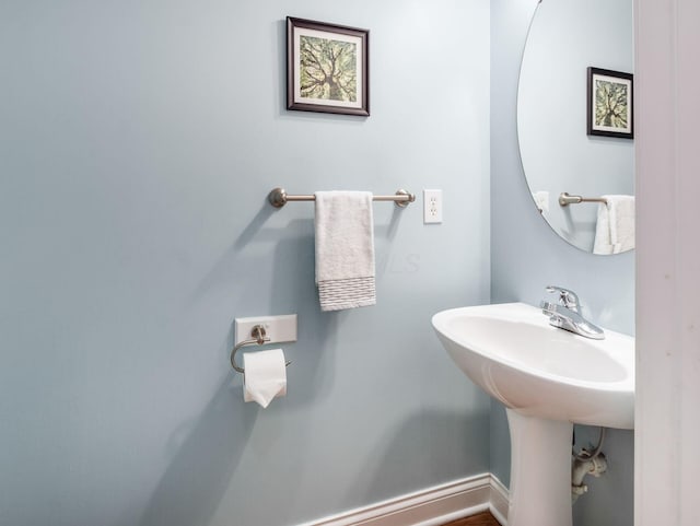 2467 Roe Dr, Lewis Center, OH 43035 - bathroom featuring a sink