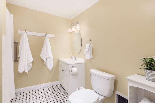 2467 Roe Dr, Lewis Center, OH 43035 - full bath with baseboards and vanity