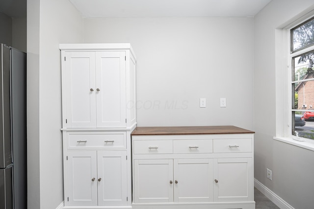 1608 Arlington Ave, Marble Cliff, OH 43212 - detailed view of freestanding refrigerator and baseboards
