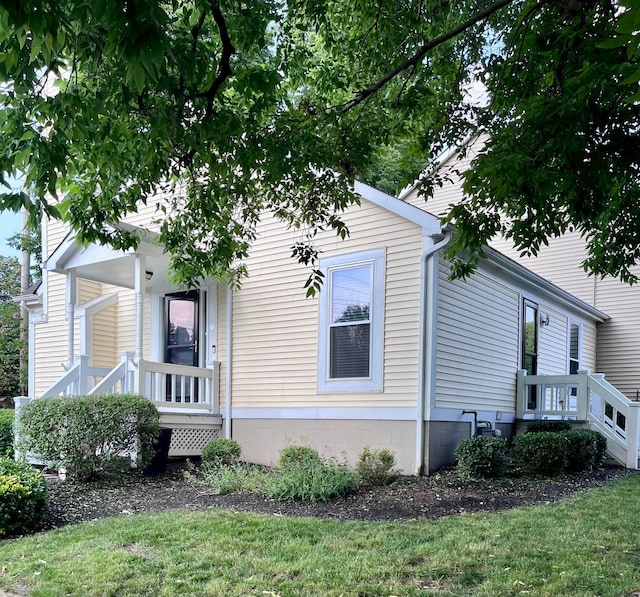 347 W 5th Ave, Columbus, OH 43201 - view of side of home featuring a yard