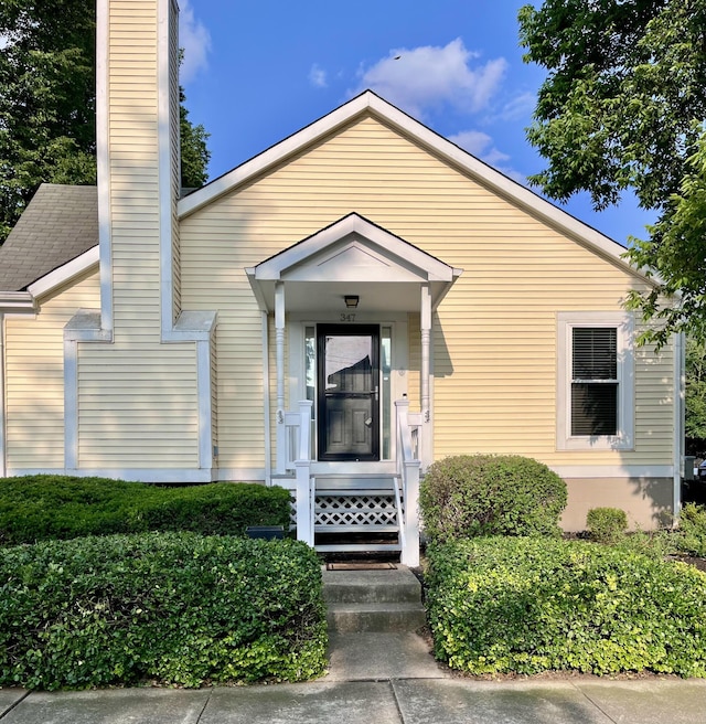 347 W 5th Ave, Columbus, OH 43201 - view of front facade featuring a chimney