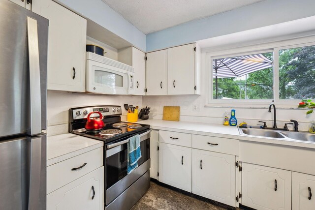 4750 Manitoba Ct, Columbus, OH 43229 - kitchen featuring stainless steel appliances, light countertops, and white cabinetry