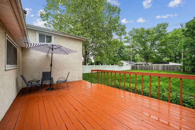 4750 Manitoba Ct, Columbus, OH 43229 - wooden terrace with a fenced backyard