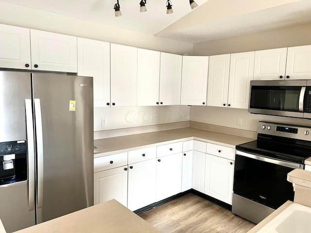 8061 Cranes Crossing Dr, Lewis Center, OH 43035 - kitchen featuring stainless steel appliances, light wood-style flooring, white cabinetry, and light countertops