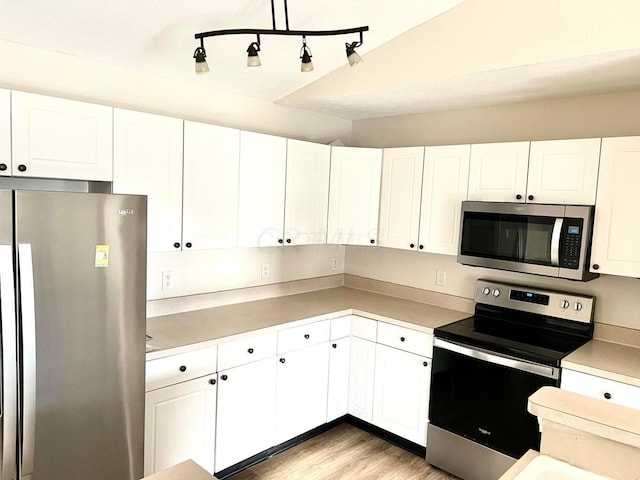 8061 Cranes Crossing Dr, Lewis Center, OH 43035 - kitchen featuring stainless steel appliances, white cabinets, light wood-type flooring, and light countertops