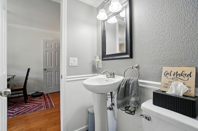 602 Dlyn St Unit H8, Columbus, OH 43228 - bathroom with wood finished floors, wainscoting, and crown molding