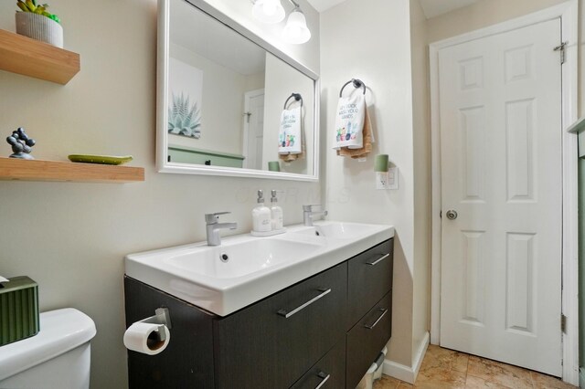 602 Dlyn St Unit H8, Columbus, OH 43228 - bathroom featuring double vanity and toilet