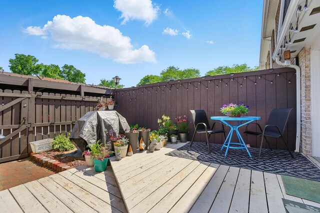 602 Dlyn St Unit H8, Columbus, OH 43228 - wooden terrace with a fenced backyard