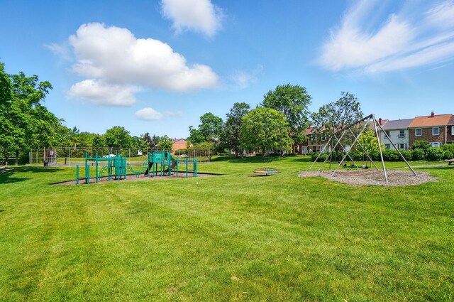 602 Dlyn St Unit H8, Columbus, OH 43228 - view of green lawn