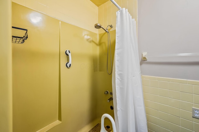 933 Creek Run Ct, Westerville, OH 43081 - bathroom featuring a tile shower and tile walls