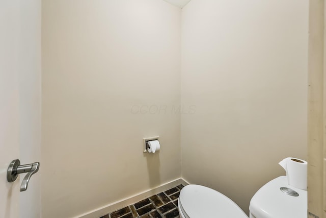 933 Creek Run Ct, Westerville, OH 43081 - bathroom with toilet and baseboards