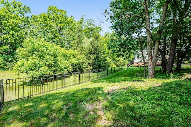 933 Creek Run Ct, Westerville, OH 43081 - fenced backyard with a view of trees