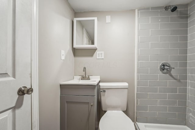 1328 Republic Ave, Columbus, OH 43211 - bathroom featuring a tile shower and vanity