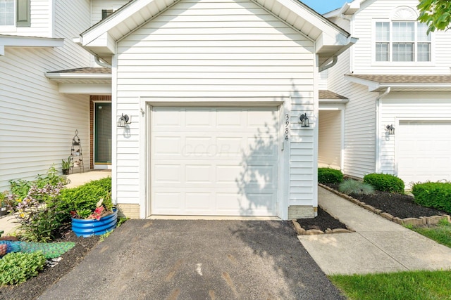3984 Hill Park Rd, Hilliard, OH 43026 - garage featuring driveway