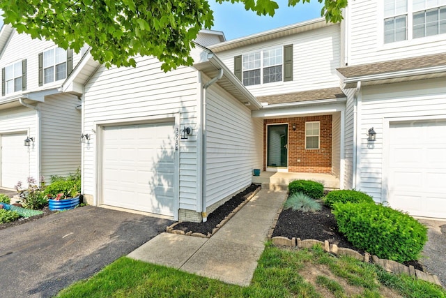 3984 Hill Park Rd, Hilliard, OH 43026 - view of exterior entry with driveway