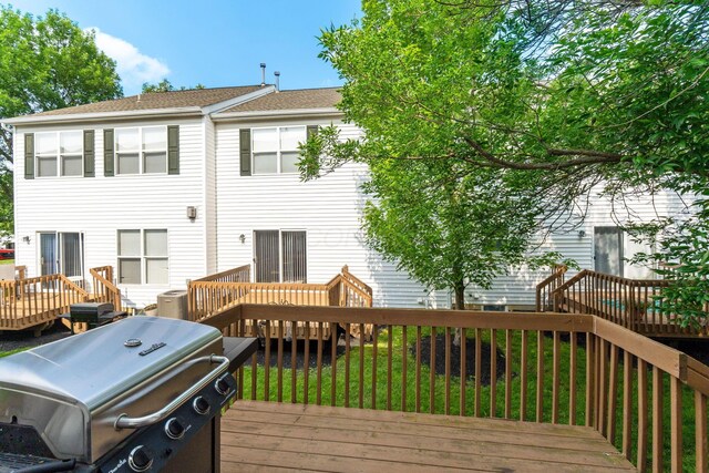 3984 Hill Park Rd, Hilliard, OH 43026 - back of house with a wooden deck, a shingled roof, and a lawn