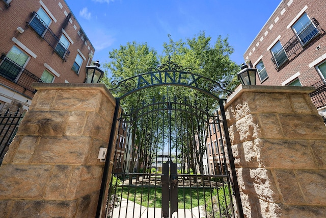 91 W Town St, Columbus, OH 43215 - view of gate