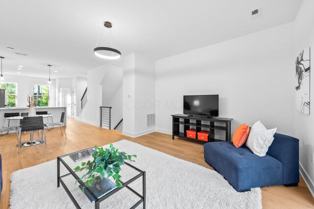 91 W Town St, Columbus, OH 43215 - living area featuring light wood-style flooring