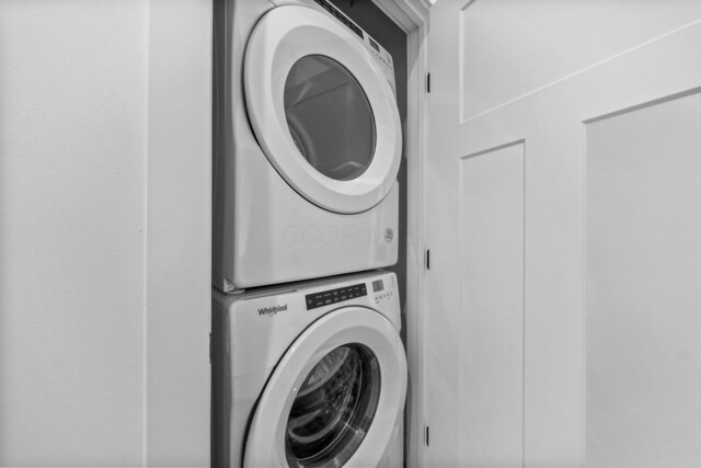 91 W Town St, Columbus, OH 43215 - laundry room featuring stacked washer / drying machine