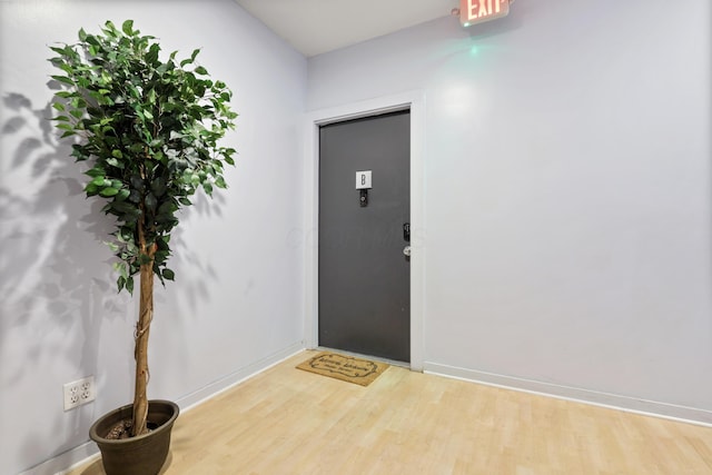 974 N High St Unit B, Columbus, OH 43201 - entrance foyer with wood finished floors and baseboards