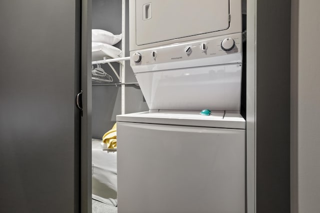 974 N High St Unit B, Columbus, OH 43201 - laundry room with stacked washing machine and dryer