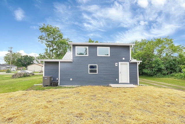 172 Jefferson St, Mount Sterling, OH 43143 - back of house with a lawn