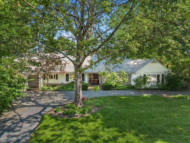 207 Ashbourne Rd, Bexley, OH 43209 - view of front of home with curved driveway and a front lawn