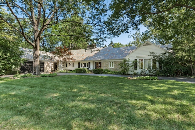 207 Ashbourne Rd, Bexley, OH 43209 - ranch-style house with a front lawn and stone siding