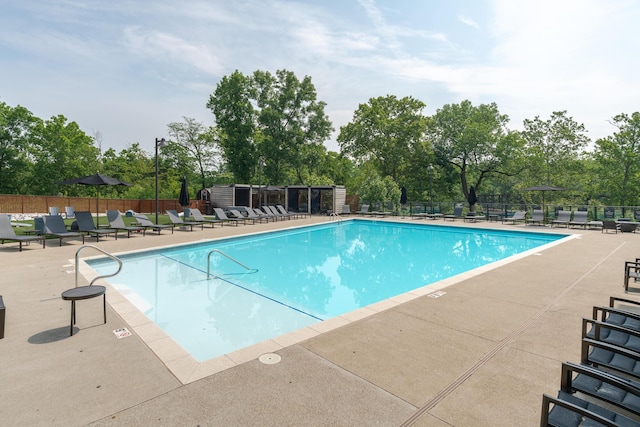 2891 Kobuk Dr Unit 301, Columbus, OH 43228 - community pool with a patio area and view of wooded area