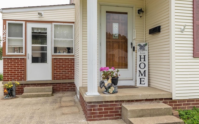 1845 N Columbus St, Lancaster, OH 43130 - entrance to property with brick siding