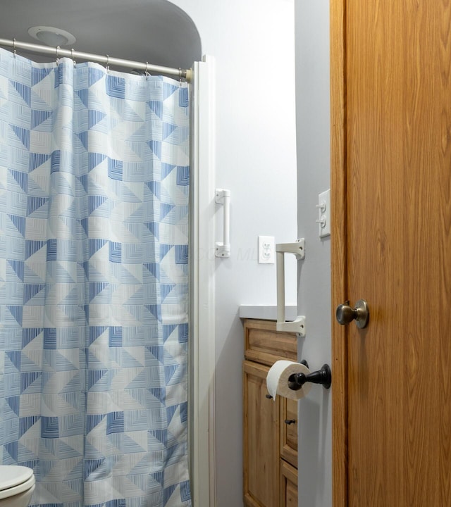 1845 N Columbus St, Lancaster, OH 43130 - bathroom featuring a shower with shower curtain and vanity