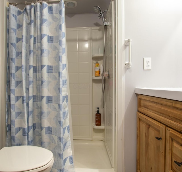 1845 N Columbus St, Lancaster, OH 43130 - full bathroom with curtained shower and vanity