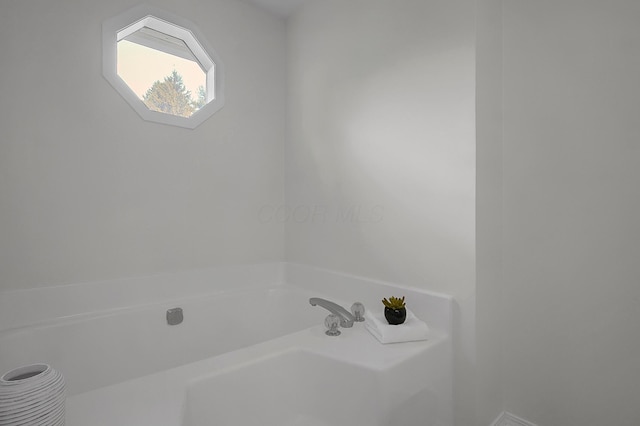 764 Towne Krier Ct, Newark, OH 43055 - full bathroom featuring a garden tub