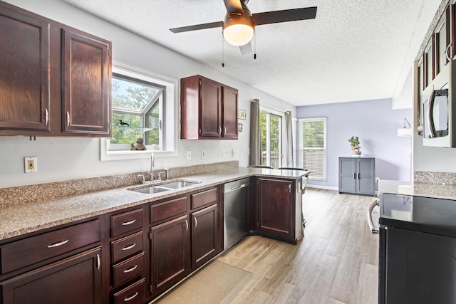 3124 Hillrose Dr, Hilliard, OH 43026 - kitchen with stainless steel appliances, a textured ceiling, light wood-type flooring, a ceiling fan, and a peninsula