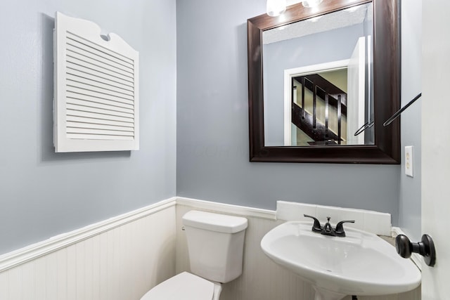 3124 Hillrose Dr, Hilliard, OH 43026 - half bathroom featuring a sink and a wainscoted wall