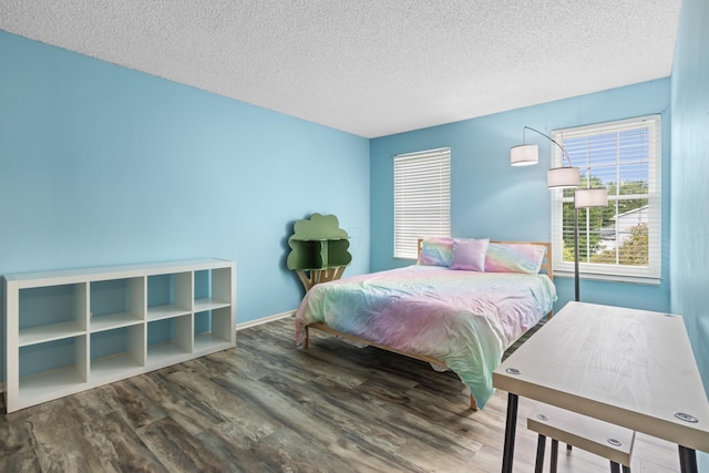 3124 Hillrose Dr, Hilliard, OH 43026 - bedroom with wood finished floors and a textured ceiling
