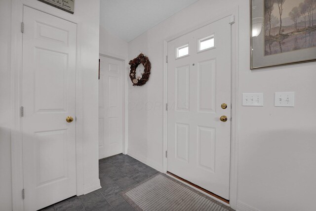 5405 Boucher Dr, Orient, OH 43146 - foyer featuring baseboards