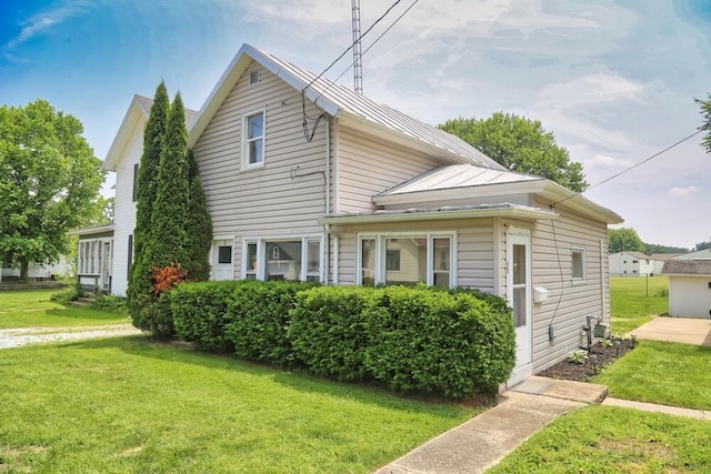 93 E 6th St, Fredericktown, OH 43019 - traditional home with a front lawn