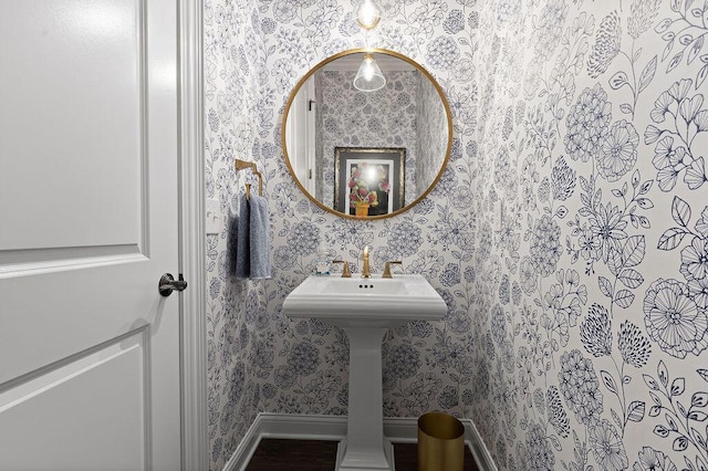 3017 Highland Woods Blvd, New Albany, OH 43054 - bathroom with wallpapered walls