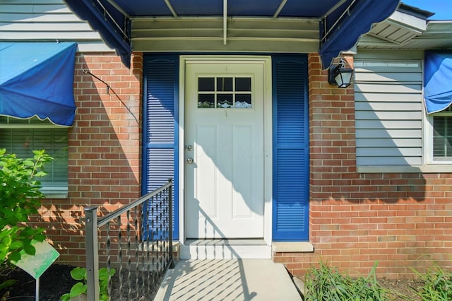 1574 River Bend Rd, Columbus, OH 43223 - doorway to property featuring brick siding