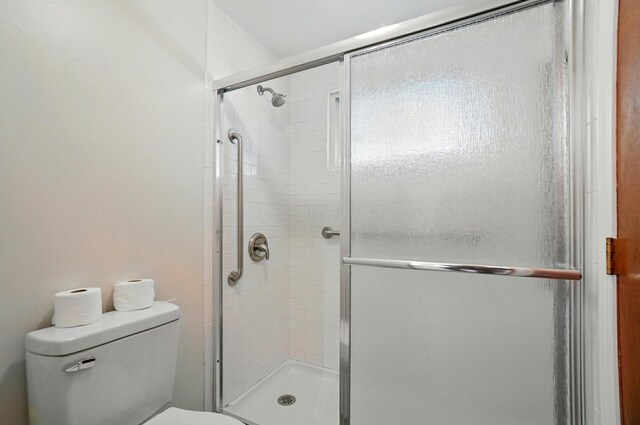1574 River Bend Rd, Columbus, OH 43223 - full bath featuring toilet and a shower stall