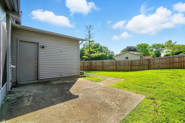 1574 River Bend Rd, Columbus, OH 43223 - view of yard featuring a patio area
